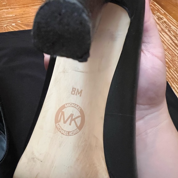 Black Micheal Kors pumps - Picture 3 of 3